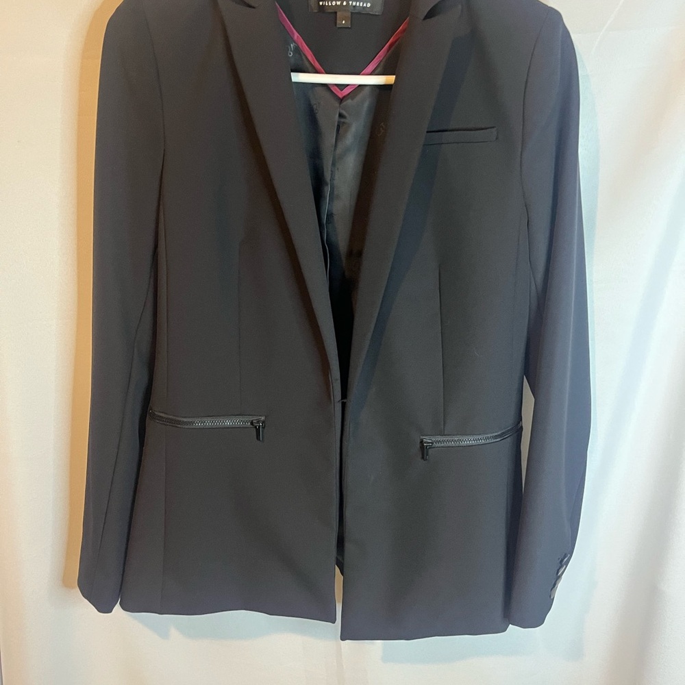 Willow & Thread class is black blazer